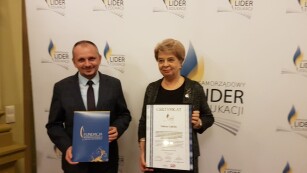 Uroczystość wręczenia Certyfikatów „Samorządowy Lider Edukacji” - na fotografii p. Ewa Dumkiewicz-Sprawka oraz p. Mariusz Banach